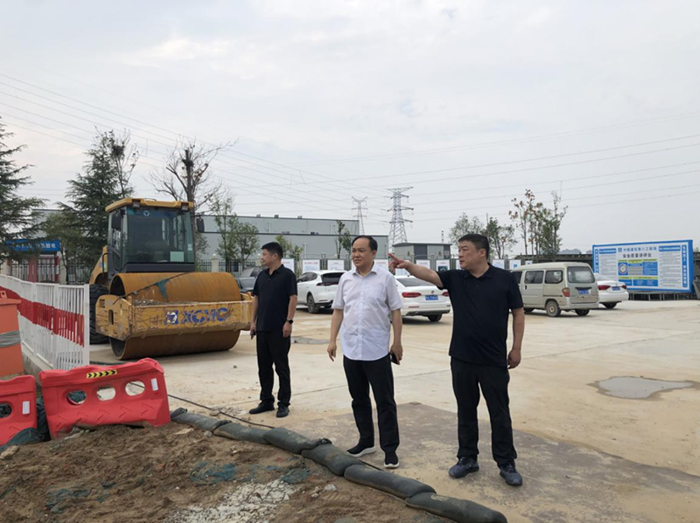 鄭州市建設(shè)投資集團(tuán)有限公司黨委委員、副總經(jīng)理張巖到侯寨新鎮(zhèn)區(qū)安置區(qū)調(diào)研項(xiàng)目建設(shè)工作